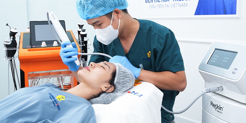 Needleless Mesotherapy vs Traditional Mesotherapy: Which Is Better for Your Face? 2 Needle-free Mesotherapy
