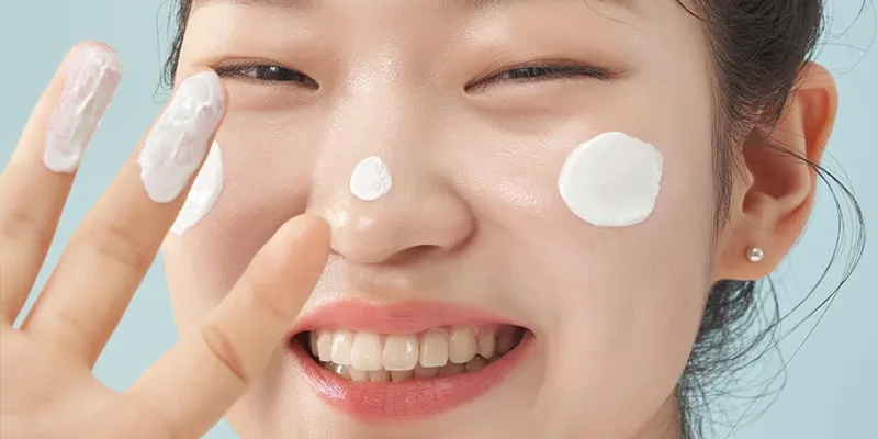 Làm trắng da mặt tạ nhà hay tại spa