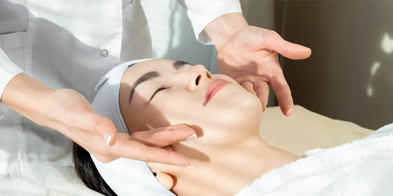 Làm trắng da mặt tại Spa hay tại nhà