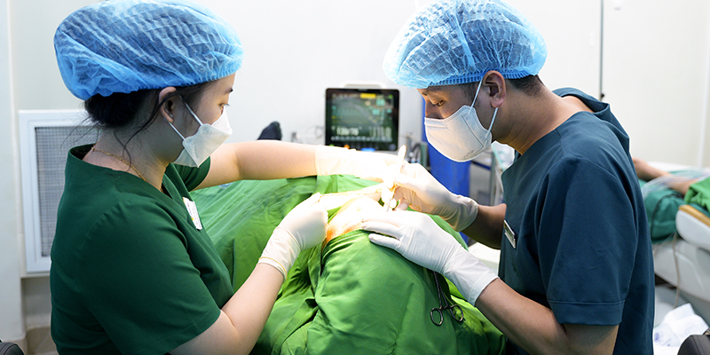 Mắt mí lót có nên cắt mí không