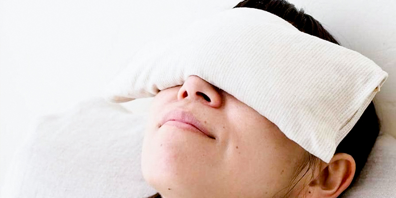 Cách chườm nóng sau khi cắt mí