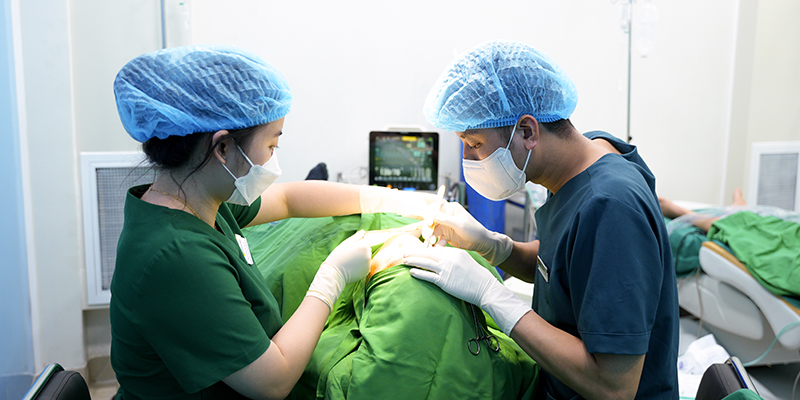 xóa bọng mắt không phẫu thuật