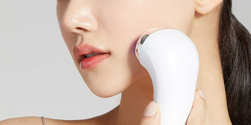 5 cách nâng cơ mặt tại nhà để duy trì làn da săn, căng, trắng khỏe 4 Máy nâng cơ mặt cầm tay